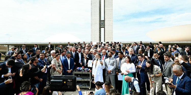 Parlamentares protestam contra prisão de Bolsonaro e anuncia obstrução