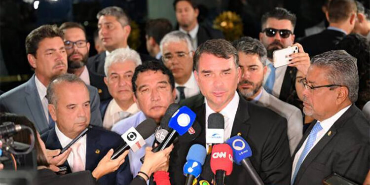 Oposição desocupa o Congresso, mas mantém pressão por impeachment e anistia