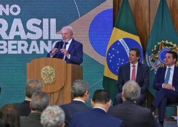 Governo anuncia pacote de medidas para empresas afetadas pelas tarifas dos EUA