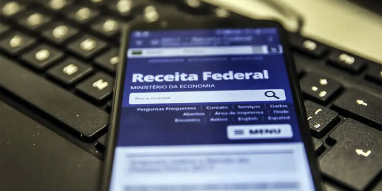 Entra em vigor lei que isenta do Imposto de Renda quem recebe até dois salários mínimos