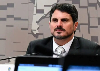 Moraes determina bloqueio de salário e verba de gabinete de senador