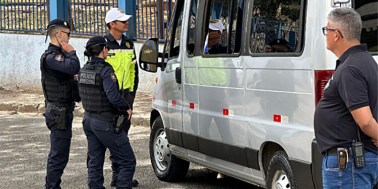 Motoristas são orientados sobre trânsito no entorno de escolas de Ipatinga