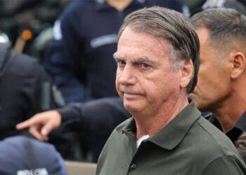 Bolsonaro é internado às pressas em Brasília após crise de soluço e vômitos