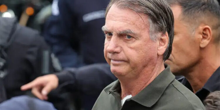 Bolsonaro é internado às pressas em Brasília após crise de soluço e vômitos