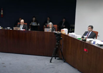 Ministra rebate advogado de Ramagem e defende urnas