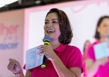 Michelle Bolsonaro publica versículo bíblico durante voto de Fux