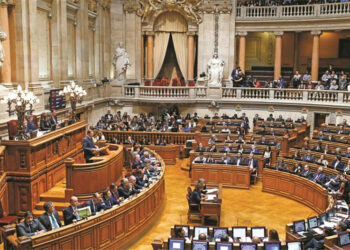 Parlamento de Portugal aprova lei que afeta brasileiros; entenda
