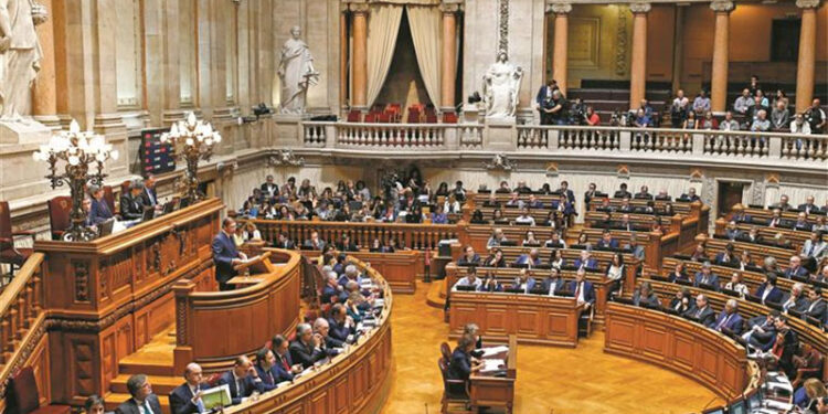 Parlamento de Portugal aprova lei que afeta brasileiros; entenda