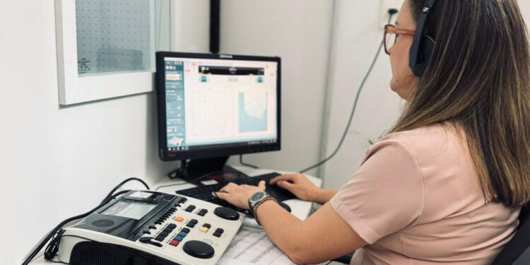 Ipatinga avança na saúde do trabalhador com novo equipamento de audiometria