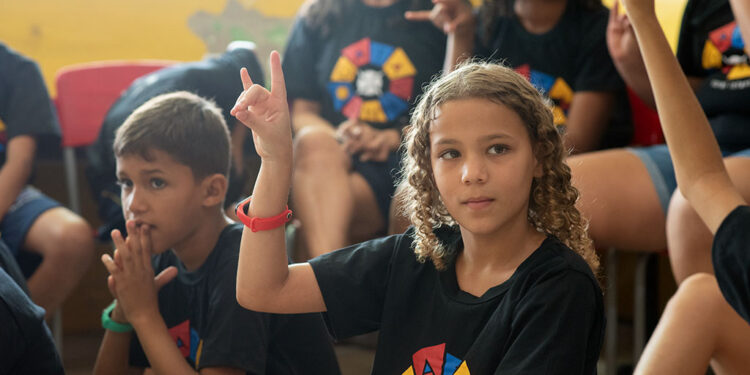 Projeto Catavento inicia aulas de canto coral para crianças em Belo Oriente
