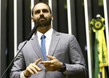 Moraes concede 5 dias para PGR avaliar prisão de Eduardo Bolsonaro