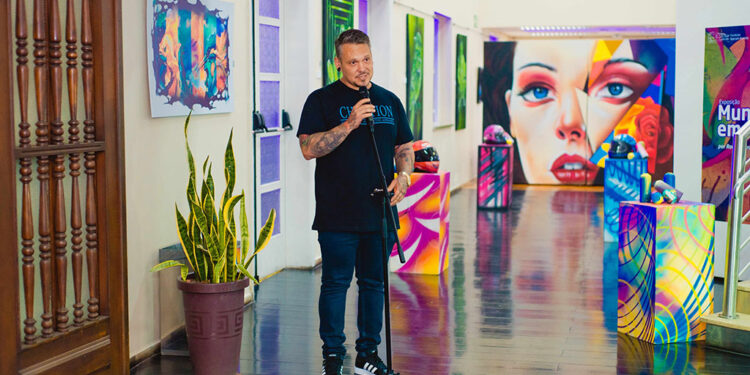 Exposição Mundo em Cores pode ser visitada na Fundação Aperam
