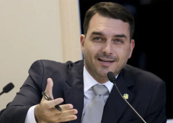 Flávio Bolsonaro critica governo Lula após previsão de alta na conta de luz
