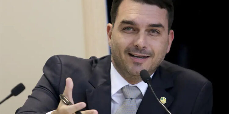 Flávio Bolsonaro critica governo Lula após previsão de alta na conta de luz