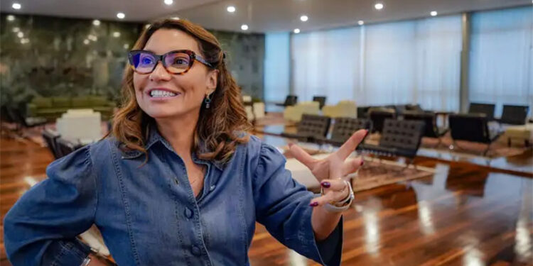 Oposição tenta barrar decreto que coloca gabinete presidencial a serviço de Janja