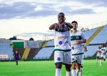 Ex-jogador do Ipatinga sofre acidente grave de carro na Polônia