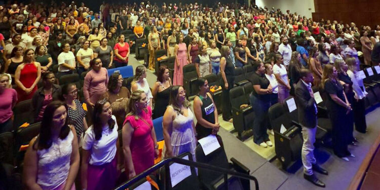Prefeitura de Ipatinga e Sebrae homenageiam servidores da Educação com palestra de Leandro Karnal