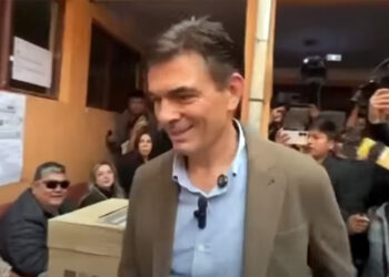 Senador vence eleição presidencial e encerra ciclo da esquerda na Bolívia