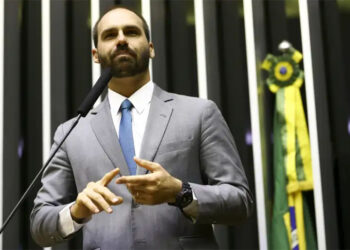 STF forma maioria para tornar Eduardo Bolsonaro réu por coação