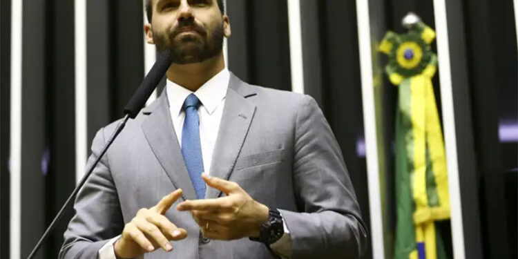 STF forma maioria para tornar Eduardo Bolsonaro réu por coação