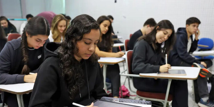 Conheça as regras para a prova de redação do Enem 2025 no domingo
