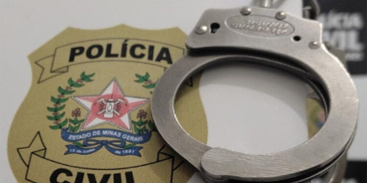 Servidora que desviava armas apreendidas é presa pela Polícia Civil