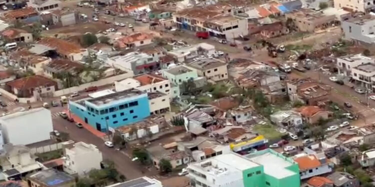 Famílias atingidas por tempestade no Paraná vão receber até R$ 50 mil