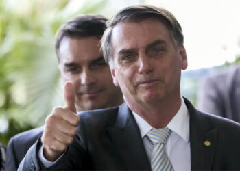 Flávio é apontado por Bolsonaro como candidato à Presidência em 2026