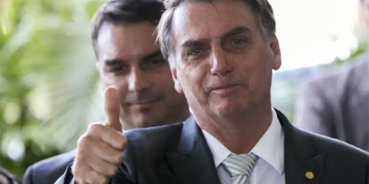 Flávio é apontado por Bolsonaro como candidato à Presidência em 2026