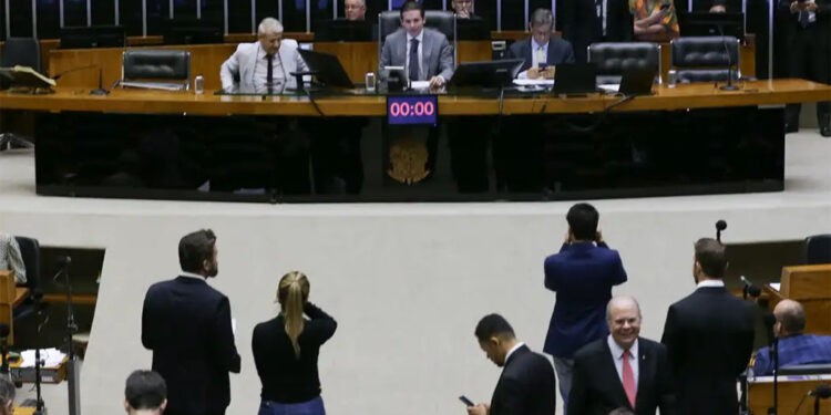 Câmara pode votar hoje projeto com novas regras para devedor contumaz; entenda