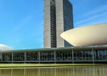 A democracia de fachada e o sistema que tem medo da verdade