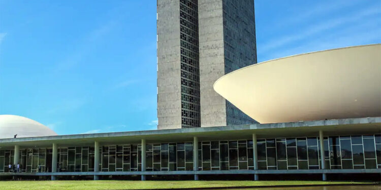 A democracia de fachada e o sistema que tem medo da verdade