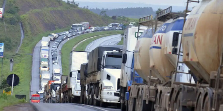 Caminhoneiros anunciam paralisação nacional nesta quinta-feira