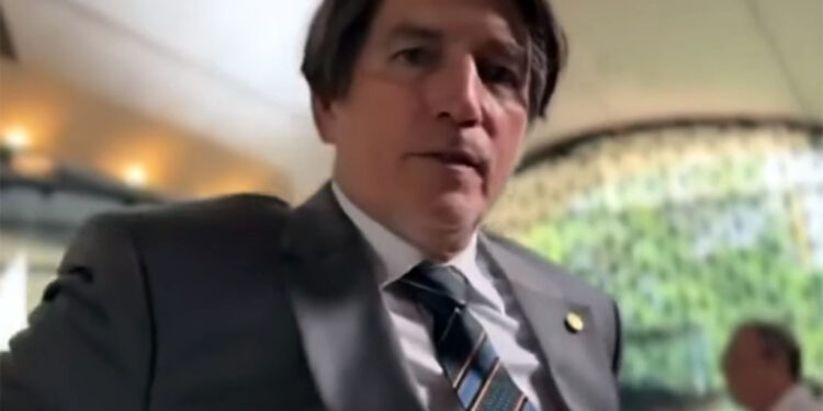 Ator americano interpreta Bolsonaro em filme; cenas viralizam nas redes sociais