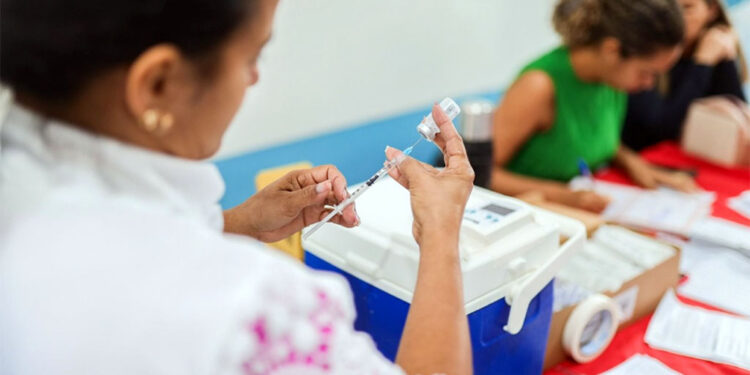 Ipatinga amplia vacinação de adolescentes com estratégias temporárias para ACWY e HPV
