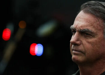 Bolsonaro sofre queda na Superintendência da PF e é levado a hospital em Brasília