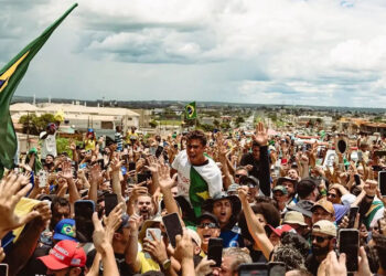 Caminhada de Nikolas leva milhares às ruas de Brasília em ato por mudança e liberdade