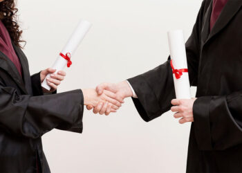 Diploma não é sinônimo de competência: O Brasil precisa encarar essa farsa