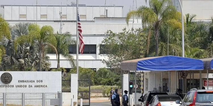 Embaixada dos EUA esclarece suspensão de vistos de imigração e impacto para brasileiros