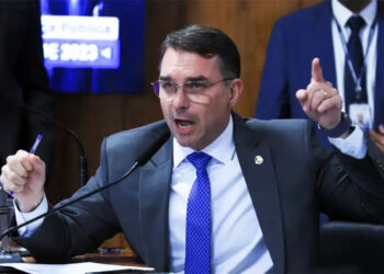 Flávio Bolsonaro critica condições de detenção do pai e fala em “técnica de tortura” na PF