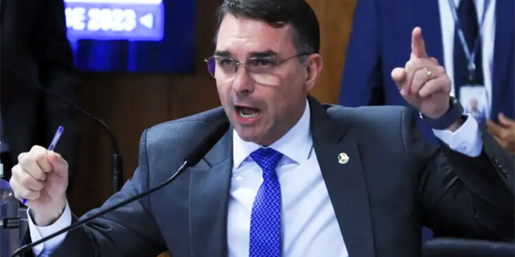 Flávio Bolsonaro critica condições de detenção do pai e fala em “técnica de tortura” na PF