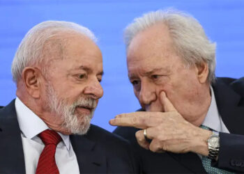 Lula foi informado sobre contratos privados de Lewandowski, afirma Gleisi Hoffmann