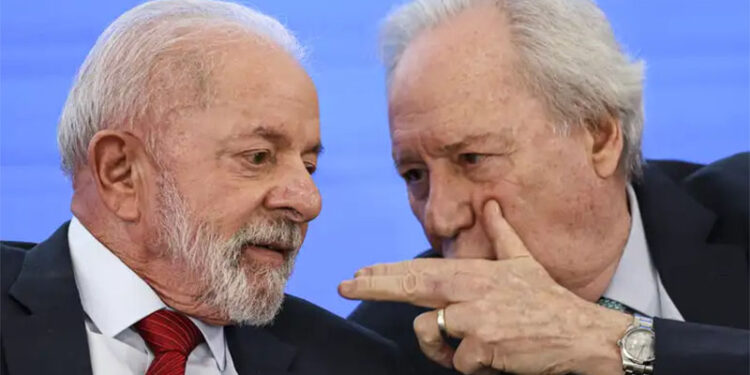Lula foi informado sobre contratos privados de Lewandowski, afirma Gleisi Hoffmann