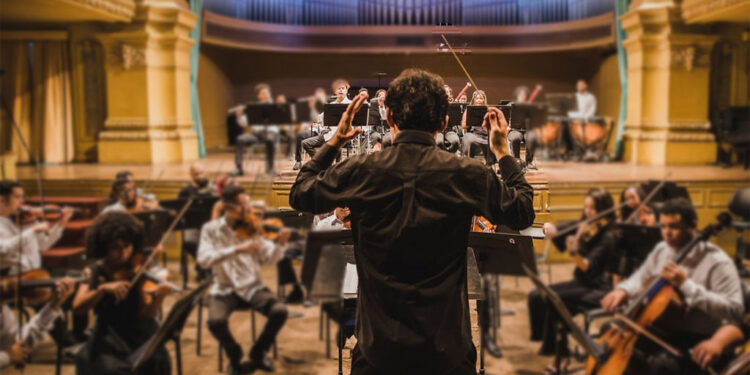 Escândalos em sinfonia: O Brasil refém de uma orquestra de poder e o povo pagando a conta
