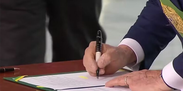 Lula veta projeto que reduzia penas de condenados pelos atos de 8 de Janeiro