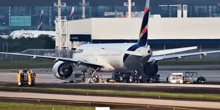 Avião da Latam permanece mais de 12 horas em pista após abortar decolagem em Guarulhos