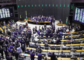 Câmara aprova reestruturação de carreiras com supersalários que furam o teto constitucional