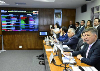 CPMI do INSS aprova quebra de sigilo de Lulinha e sessão termina em tumulto