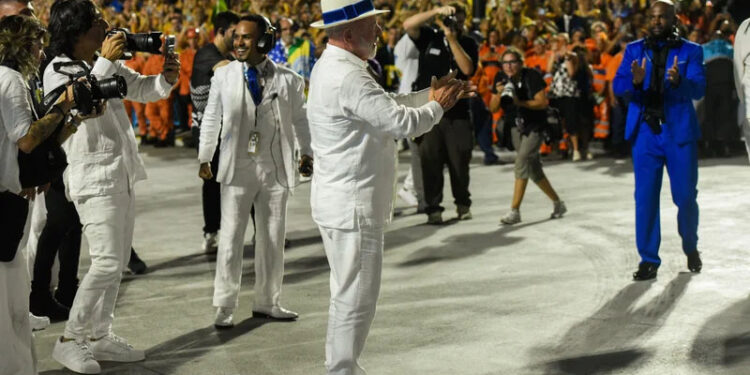 Globo é alvo de críticas por cobertura de desfile que homenageou Lula na Sapucaí