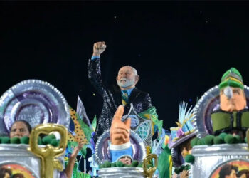 Escola que homenageou Lula no Carnaval do Rio é rebaixada